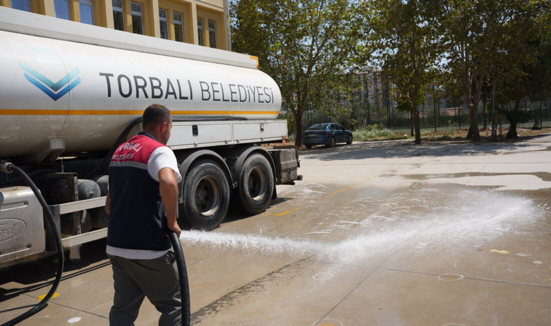 Torbalı Belediyesi, hafta sonu dinlemeden ilçenin dört bir yanında çalışmalarını